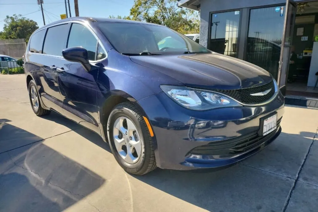 2017 Chrysler Pacifica LX photo 1