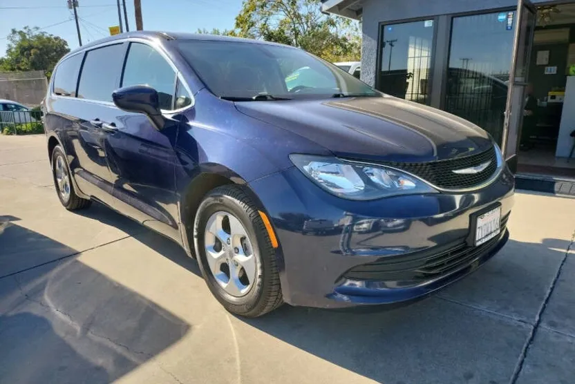 2017 Chrysler Pacifica LX photo 1