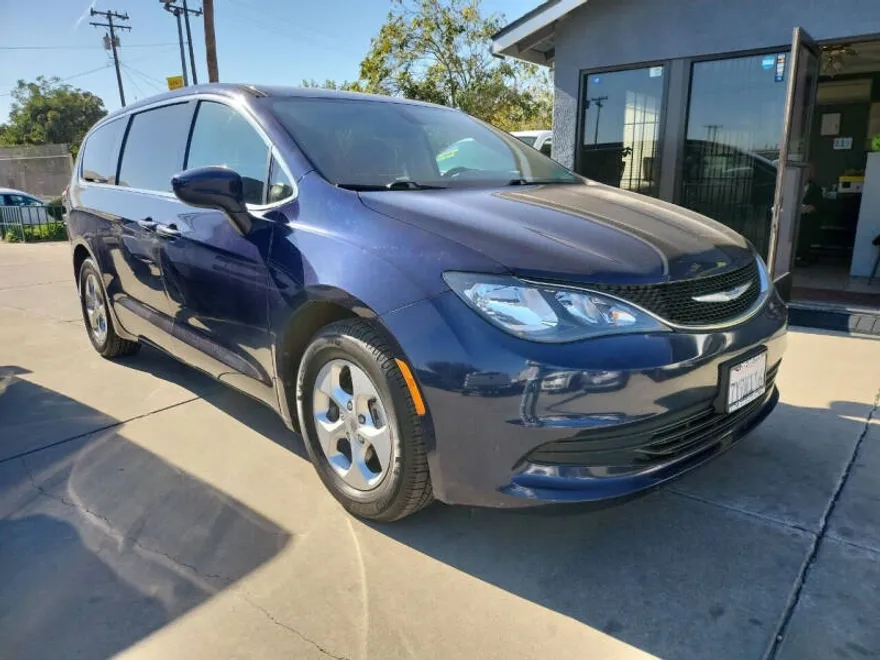 2017 Chrysler Pacifica LX photo 1