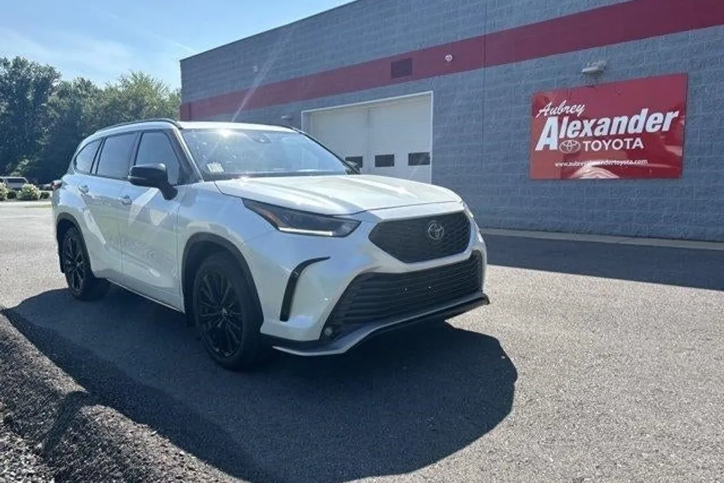 2023 Toyota Highlander L photo 1