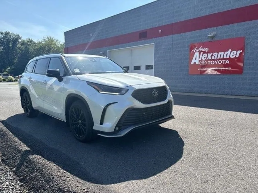 2023 Toyota Highlander L photo 1