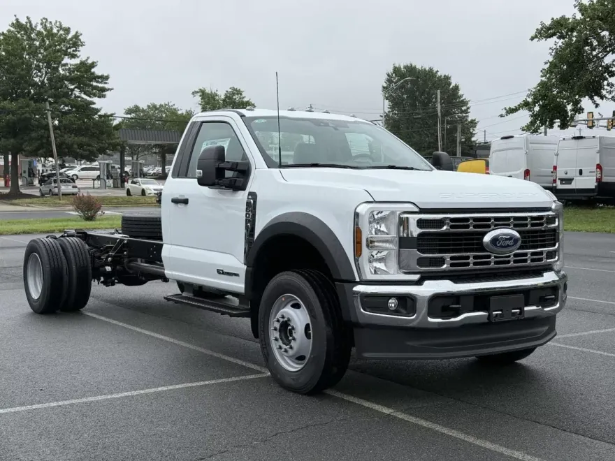 2025 Ford F-600 photo 1