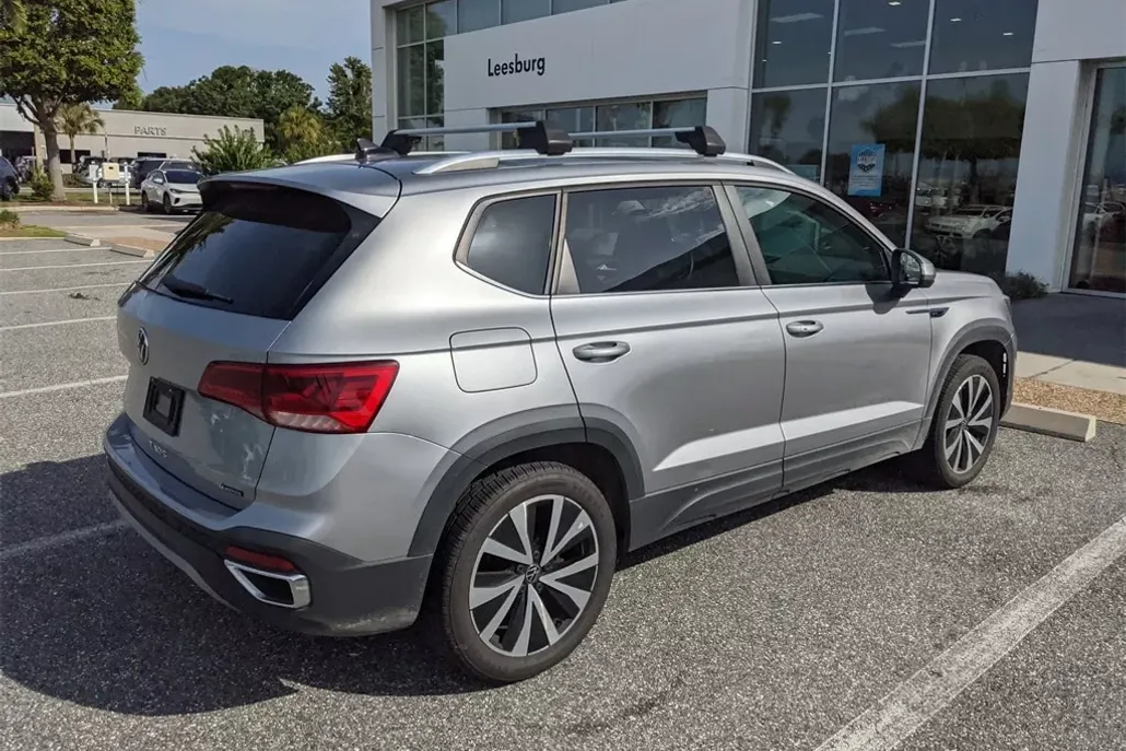 2022 Volkswagen Taos SE photo 1