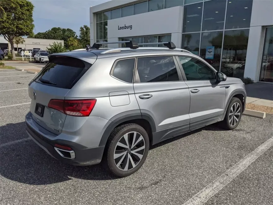 2022 Volkswagen Taos SE photo 1
