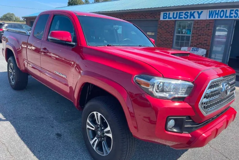 2017 Toyota Tacoma TRD Sport photo 1