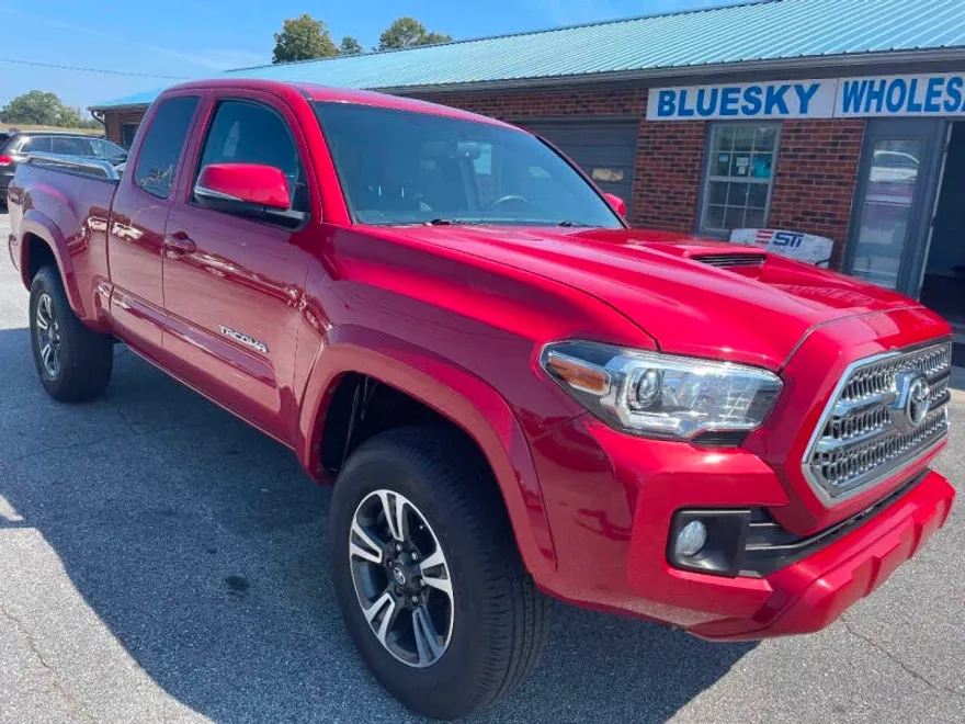 2017 Toyota Tacoma TRD Sport photo 1