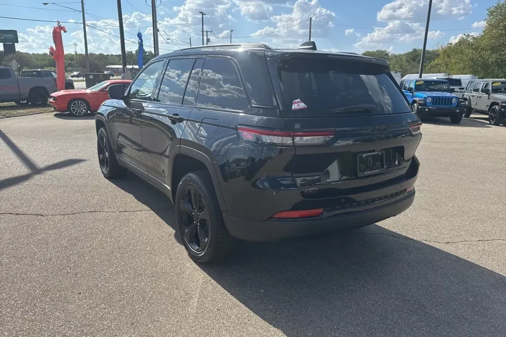 2022 Jeep Grand Cherokee Altitude photo 1
