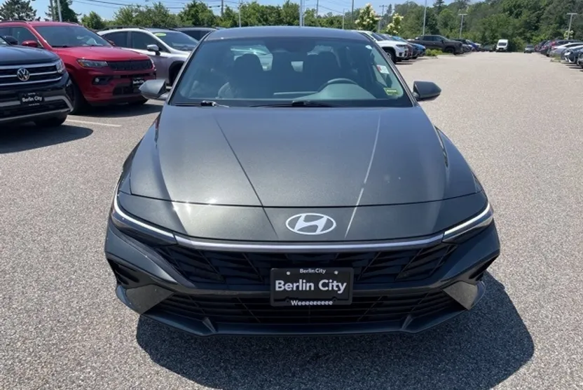 2024 Hyundai Elantra SEL photo 1