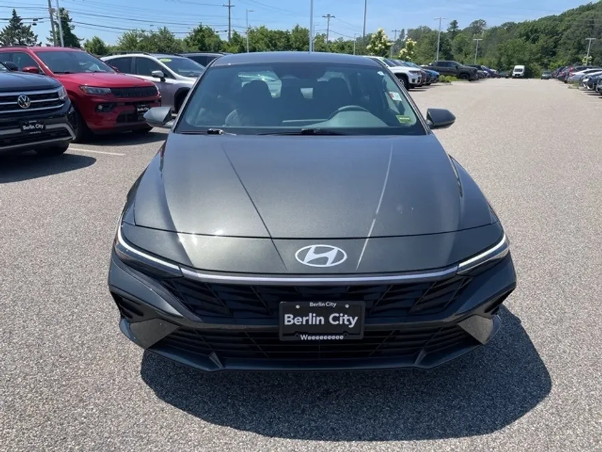 2024 Hyundai Elantra SEL photo 1