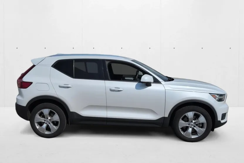 2022 Volvo XC40 T5 AWD Momentum Plus photo 1