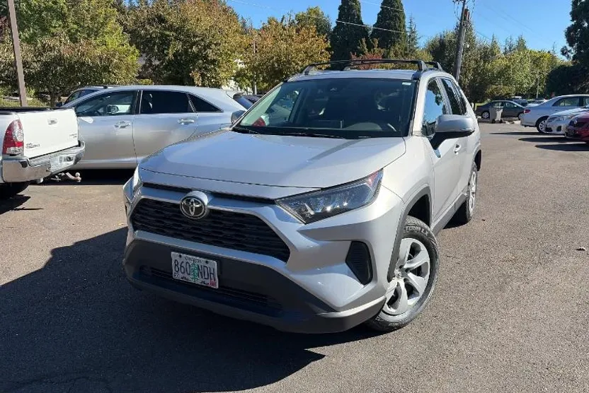 2021 Toyota RAV4 LE photo 1