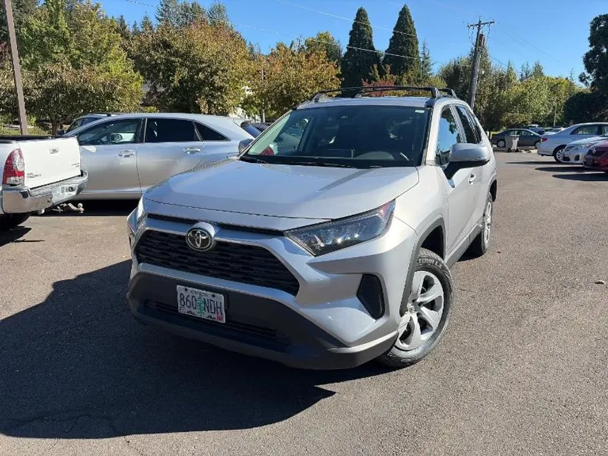 2021 Toyota RAV4 LE photo 1