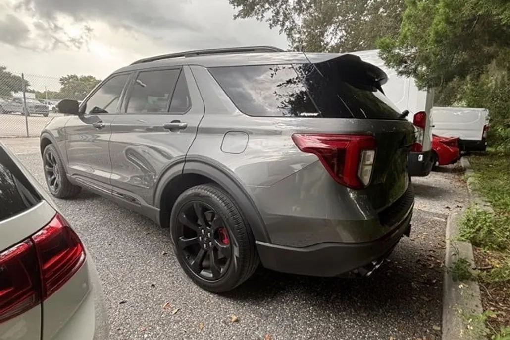 2023 Ford Explorer ST photo 1