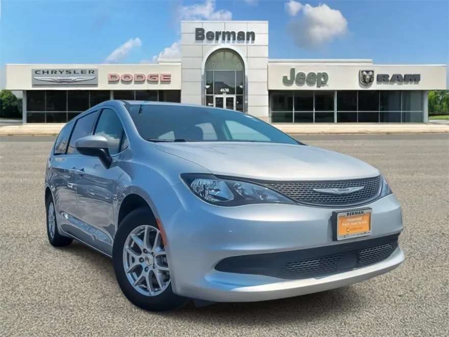 2023 Chrysler Voyager LX photo 1