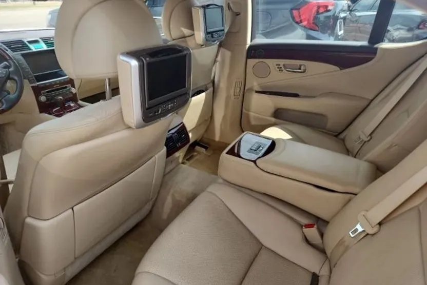 2010 Lexus LS 460 photo 1