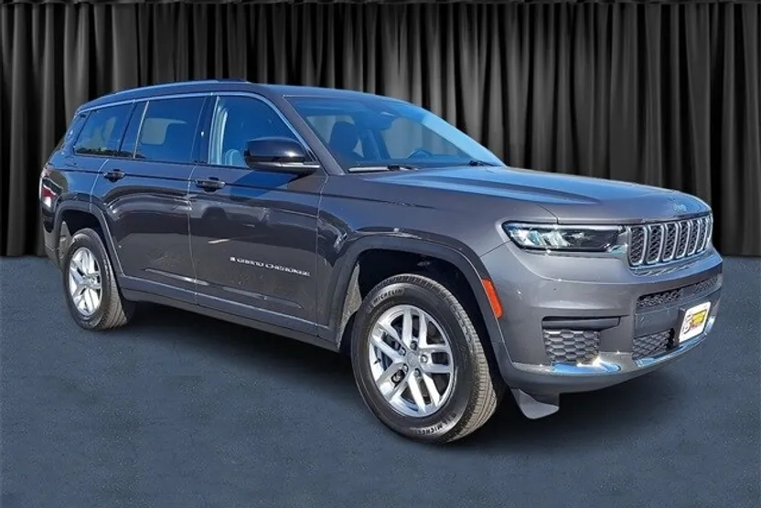 2022 Jeep Grand Cherokee Laredo photo 1