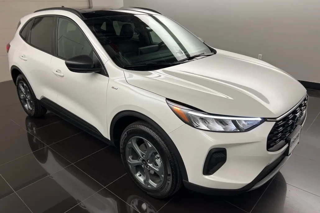 2025 Ford Escape ST-Line photo 1
