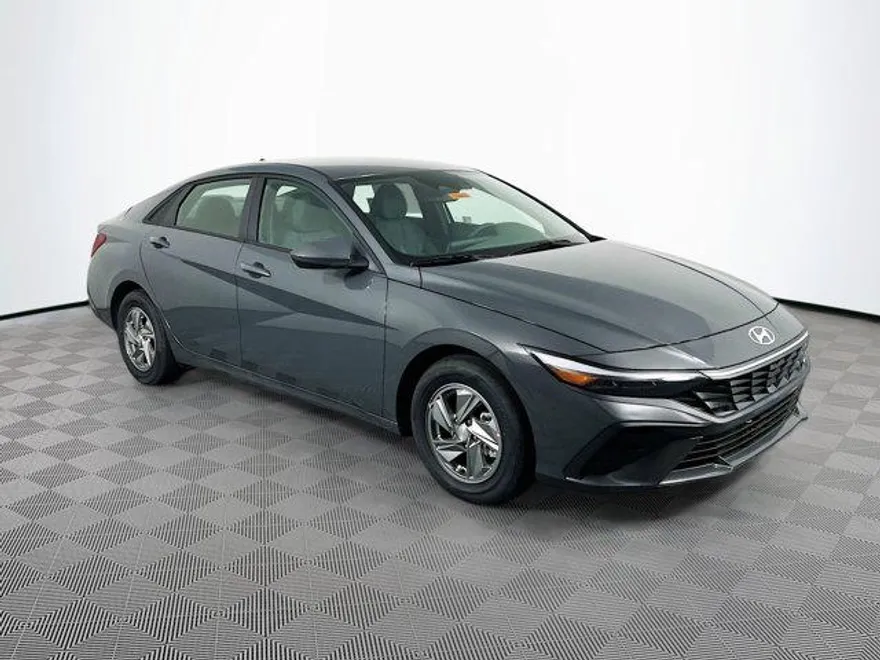 2025 Hyundai Elantra SE photo 1