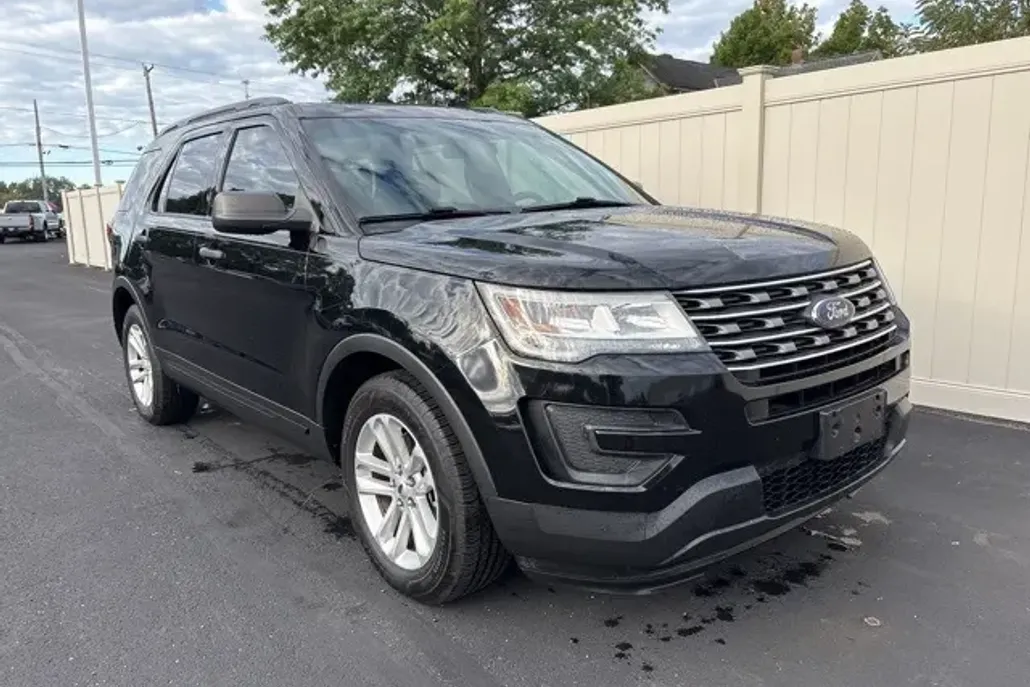 2017 Ford Explorer Base photo 1
