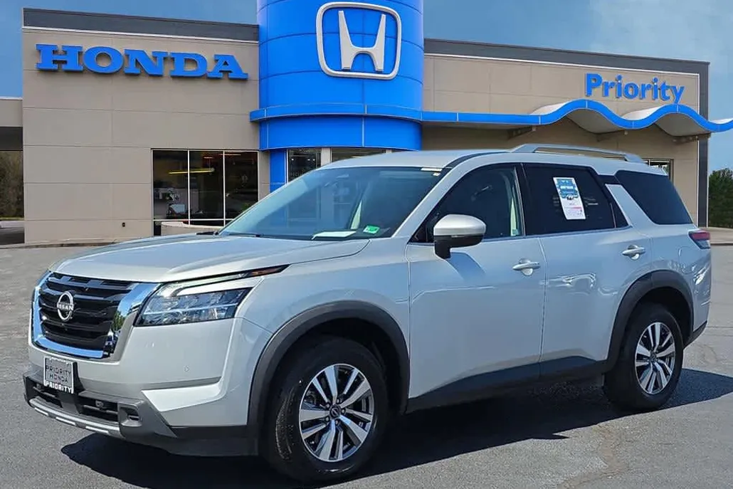 2023 Nissan Pathfinder SL photo 1