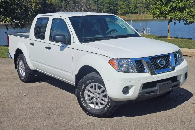 2016 Nissan Frontier Crew Cab SV photo 1