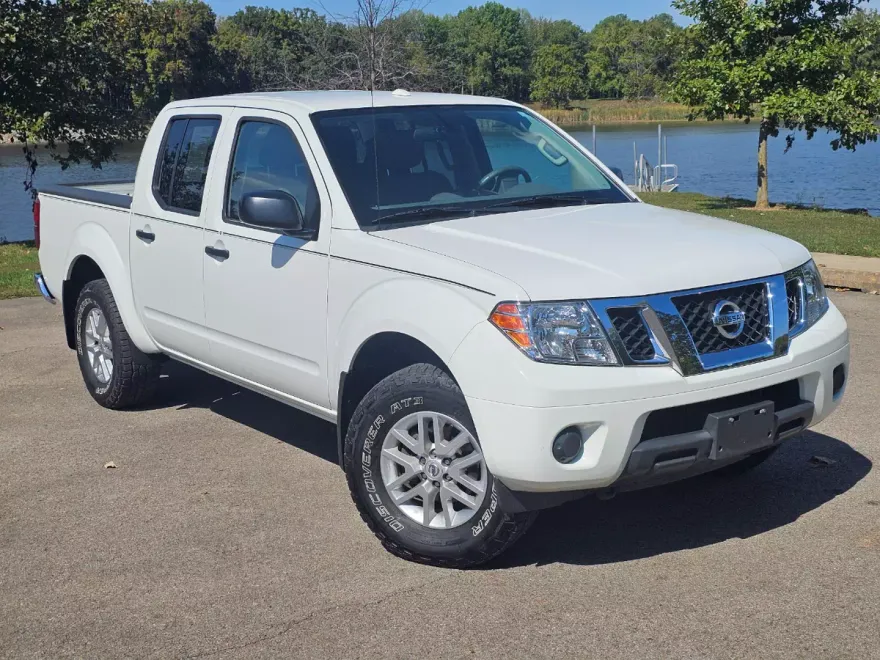 2016 Nissan Frontier Crew Cab SV photo 1