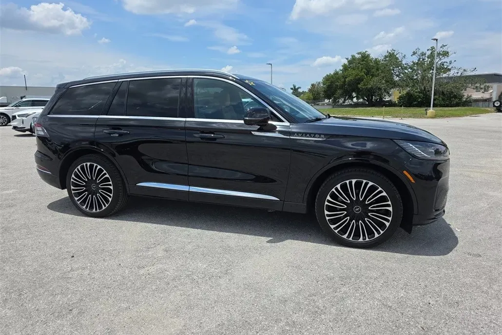 2025 Lincoln Aviator Black Label photo 1