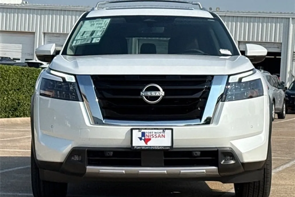 2025 Nissan Pathfinder Platinum photo 1