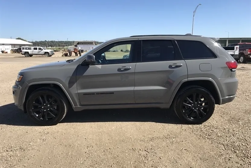 2021 Jeep Grand Cherokee Laredo Altitude photo 1
