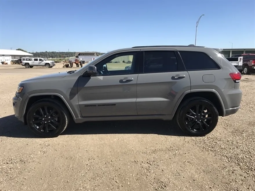 2021 Jeep Grand Cherokee Laredo Altitude photo 1