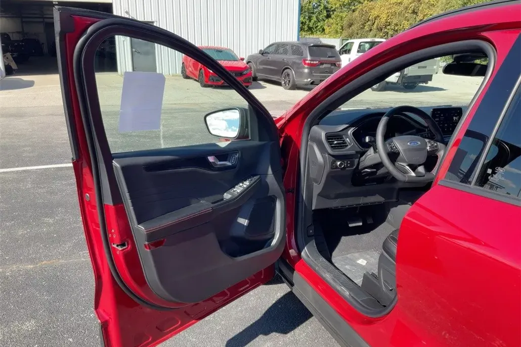 2025 Ford Escape ST-Line photo 1