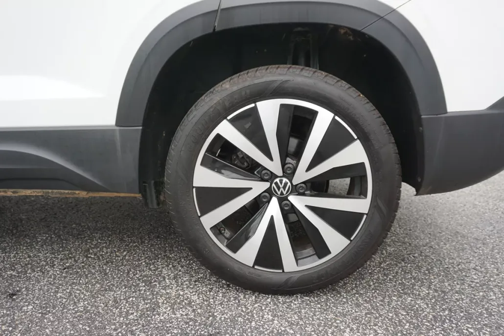 2023 Volkswagen Taos SE photo 1