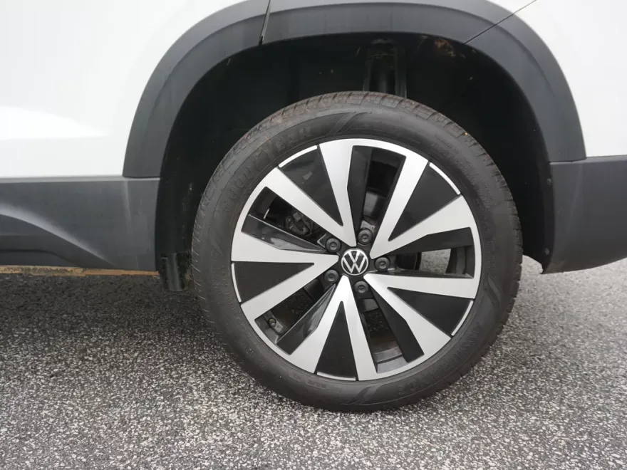 2023 Volkswagen Taos SE photo 1