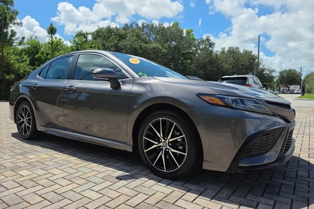 2023 Toyota Camry SE photo 1
