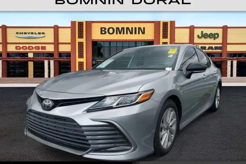 2022 Toyota Camry LE photo 1