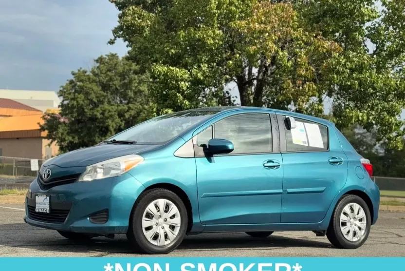 2012 Toyota Yaris LE photo 1