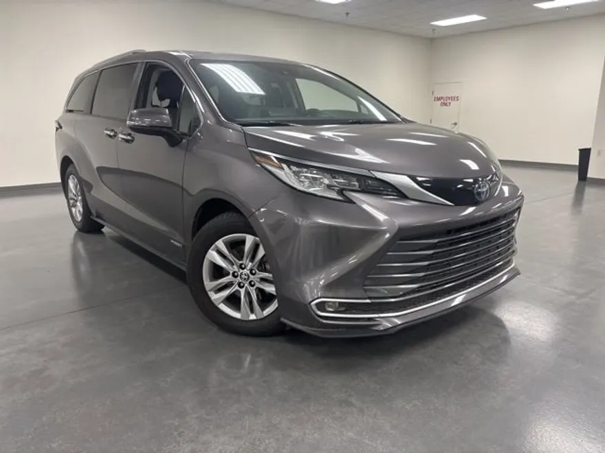 2021 Toyota Sienna Limited photo 1
