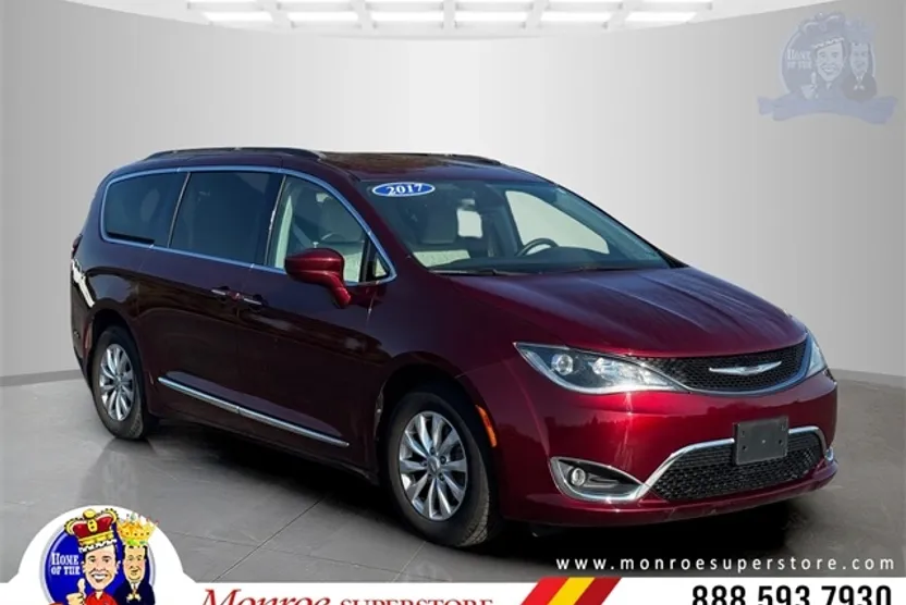 2017 Chrysler Pacifica Touring L photo 1