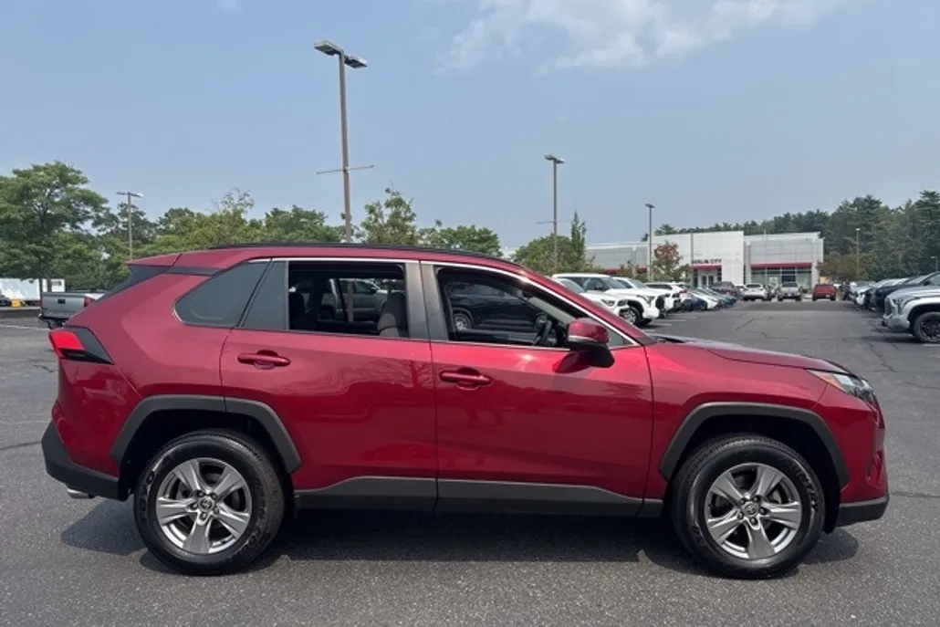 2022 Toyota RAV4 XLE photo 1
