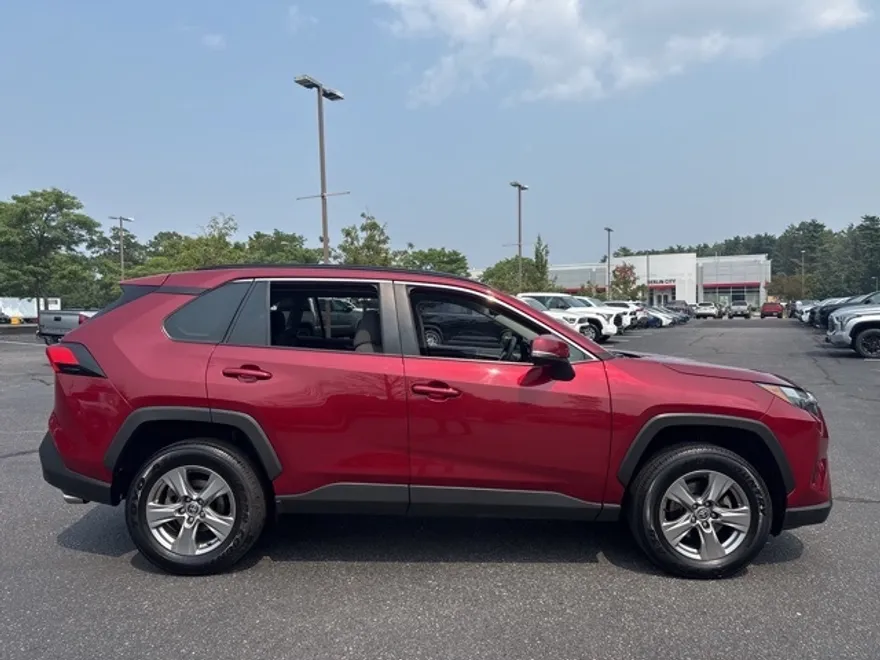 2022 Toyota RAV4 XLE photo 1