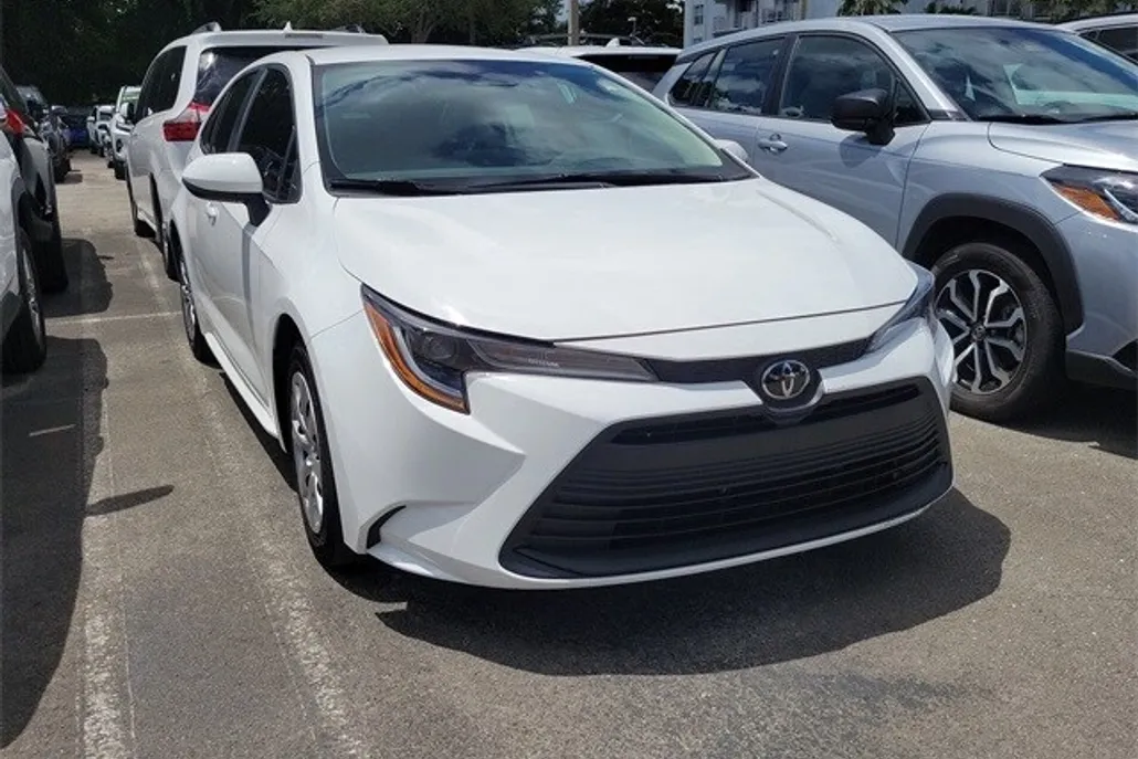 2024 Toyota Corolla LE photo 1