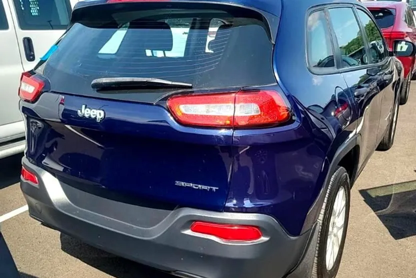 2016 Jeep Cherokee Sport photo 1