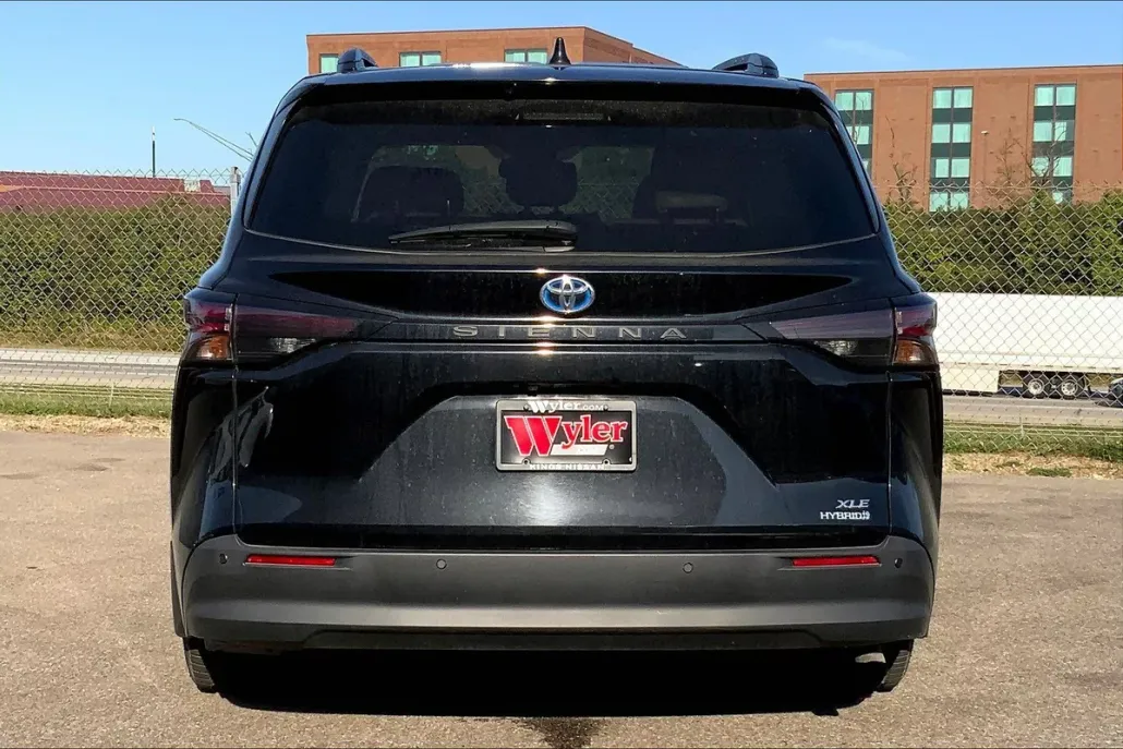 2023 Toyota Sienna XLE photo 1