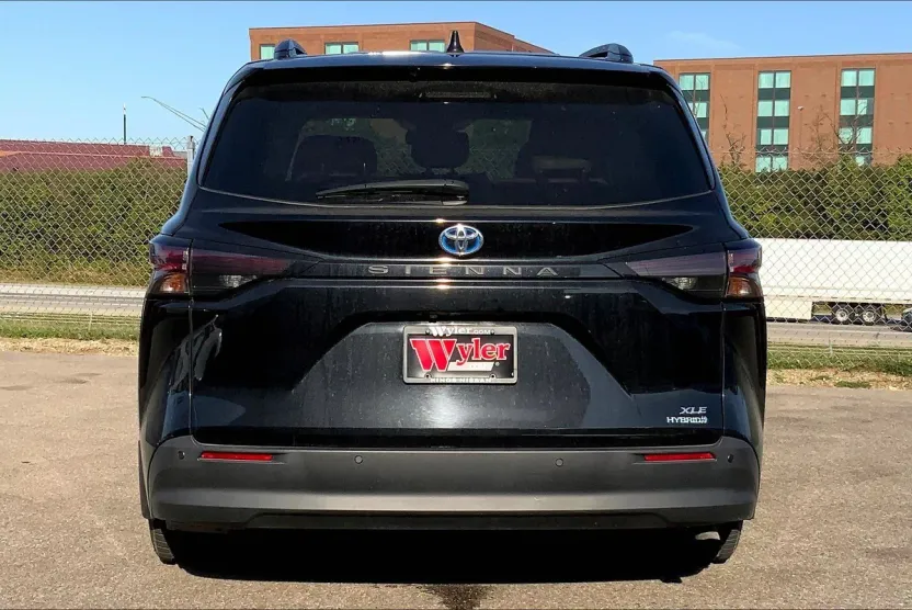 2023 Toyota Sienna XLE photo 1
