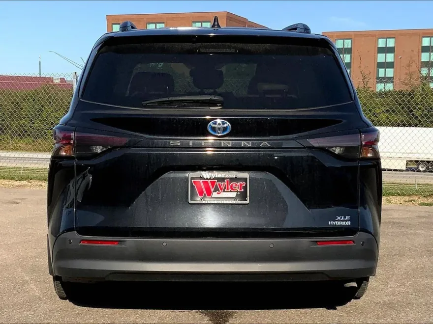 2023 Toyota Sienna XLE photo 1