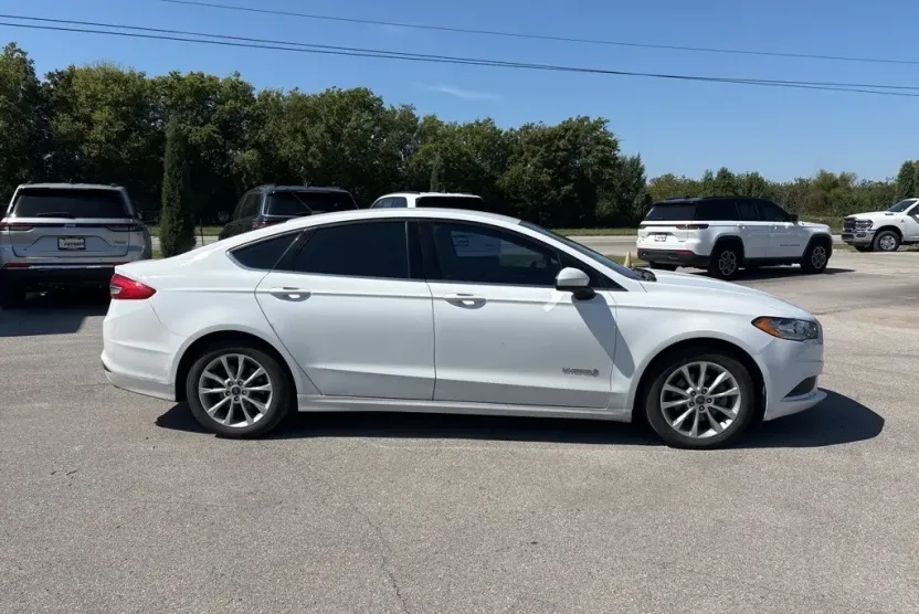 2017 Ford Fusion Hybrid SE photo 1