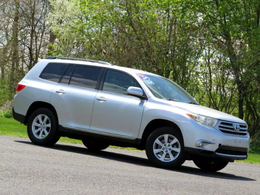 2011 Toyota Highlander Base photo 1