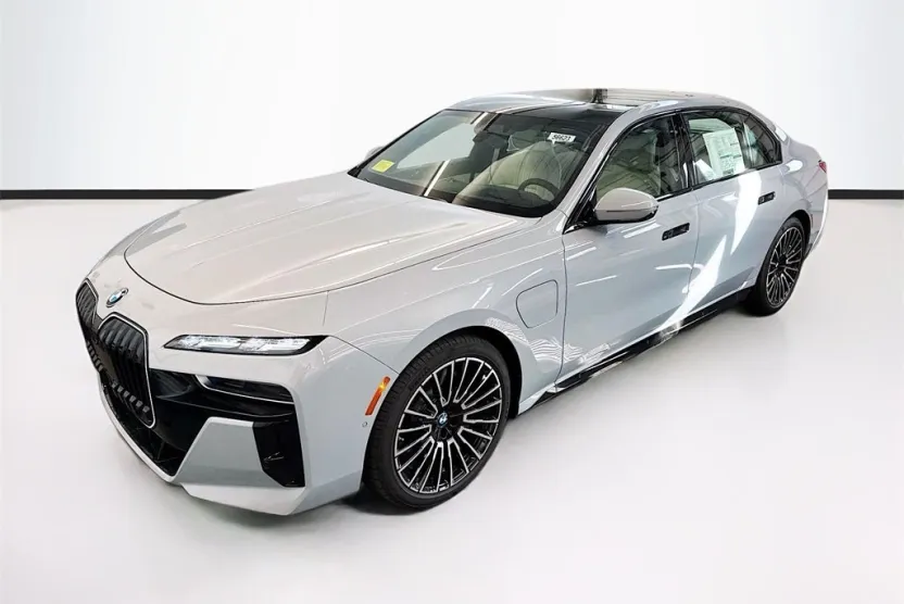 2026 Bmw 750e photo 1