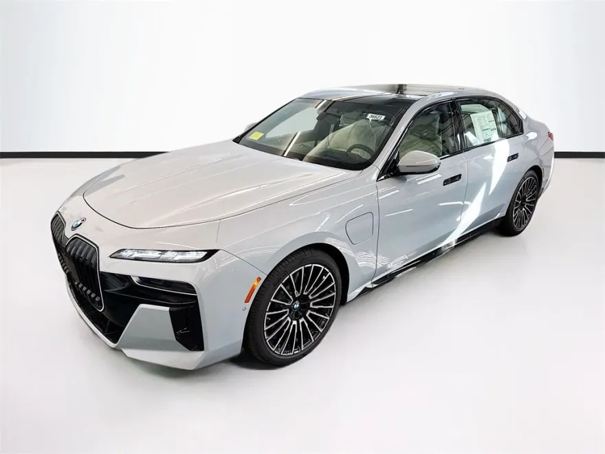 2026 Bmw 750e photo 1