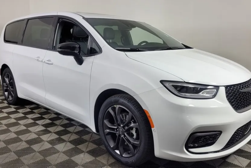 2026 Chrysler Pacifica photo 1